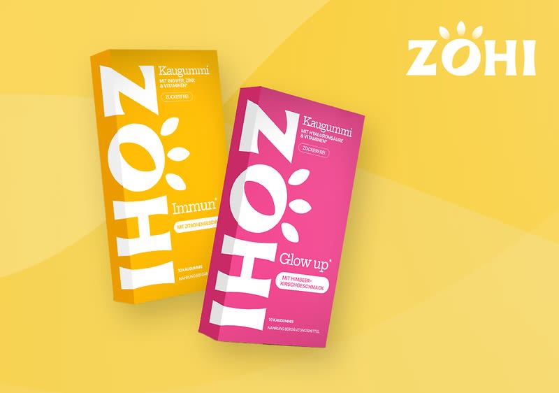 Zwei Verpackungen von ZOHI-Kaugummi auf gelbem Hintergrund, links orange mit der Aufschrift „Immun“ und rechts pink mit der Aufschrift „Glow up“, oben rechts das ZOHI-Logo