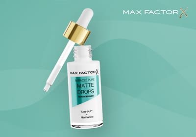 Eine weiße Flasche mit türkisfarbenem Etikett und der Aufschrift „Miracle Pure Matte Drops Serum Primer“ von Max Factor, daneben eine Pipette mit goldenem Verschluss