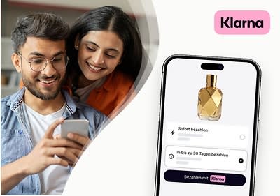 Zwei Personen sitzen nebeneinander und schauen auf ein Smartphone, auf dem eine Klarna-App geöffnet ist, daneben das Klarna-Logo in einem rosa Feld