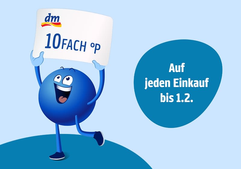 Ein blauer, fröhlicher Charakter hält ein Schild mit der Aufschrift „dm 10FACH OP“, daneben steht „Auf jeden Einkauf bis 1.2.“ in einem blauen Oval