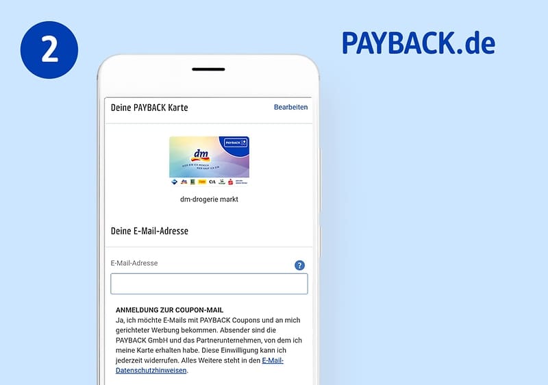 Ein Smartphone-Bildschirm zeigt die PAYBACK App mit einer digitalen PAYBACK Karte von dm-drogerie markt, darunter ein Eingabefeld für die E-Mail-Adresse und ein Text zur Anmeldung für Coupon-Mails, daneben steht PAYBACK.de auf blauem Hintergrund