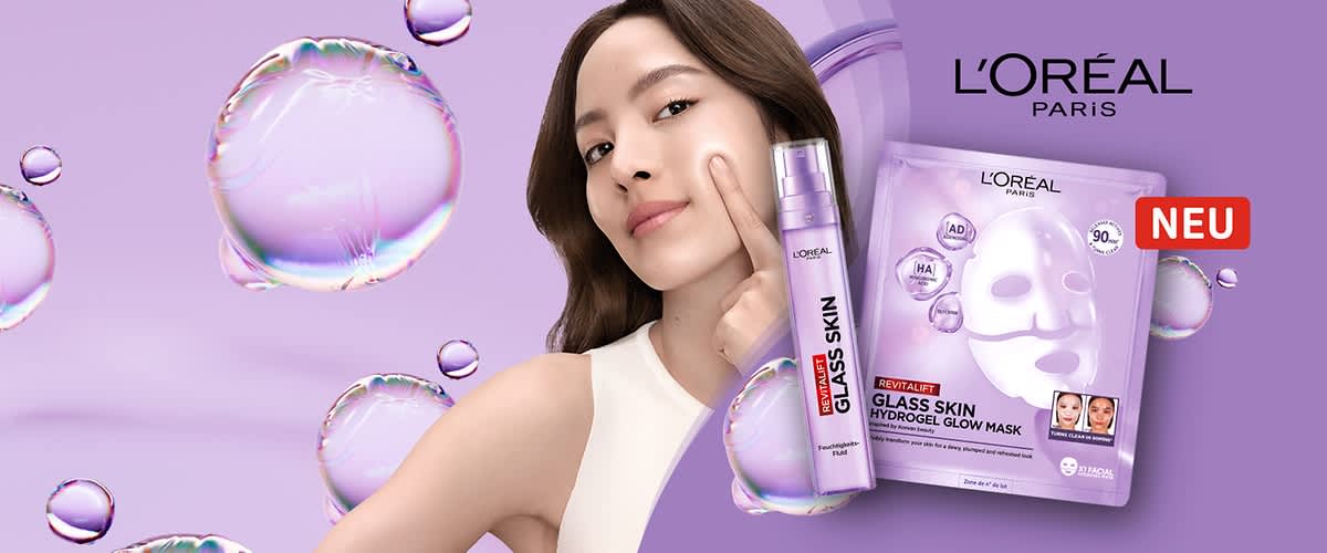 Eine lila Verpackung der L'Oréal Paris Revitalift Glass Skin Hydrogel Glow Mask mit einem Bild einer weißen Maske und der Aufschrift „90% Inhaltsstoffe natürlichen Ursprungs“. Daneben eine lila Flasche mit der Aufschrift „Glass Skin“ und „Revitalift“. Oben rechts das L'Oréal Paris Logo.