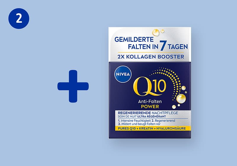Produktverpackung der Nivea Q10 Anti-Falten Power Nachtpflege mit der Aufschrift „Gemilderte Falten in 7 Tagen“, „2x Kollagen Booster“, „Regenerierende Nachtpflege“, „Purés Q10 + Kreatin + Hyaluronsäure“ und einem blauen Pluszeichen auf hellblauem Hintergrund
