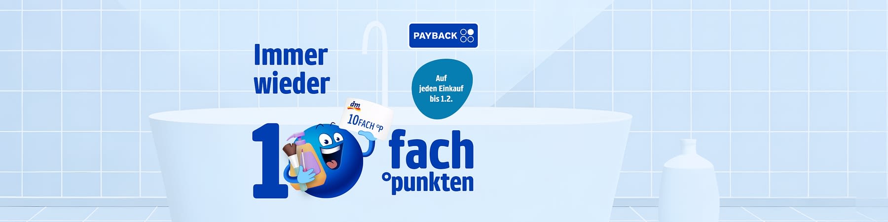 Ein blaues rundes Maskottchen hält eine dm PAYBACK Karte und eine Flasche, daneben der Text „10fach °punkten“ und „Auf jeden Einkauf bis 1.2.“ auf einem blauen Hintergrund mit PAYBACK Logo
