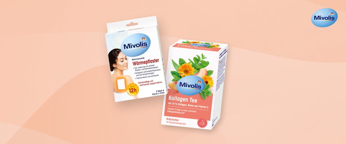 Zwei Produktverpackungen der Marke Mivolis, links ein Wärmepflaster mit Aufschrift „Medizinprodukt Wärmepflaster, 12h, 1 Stück, 13 x 9,5 cm“, rechts eine Packung Kollagen Tee mit Aufschrift „Kollagen Tee mit 10 % Kollagen, Biotin und Vitamin C, Kräutertee, 18 Pyramidenteebeutel“