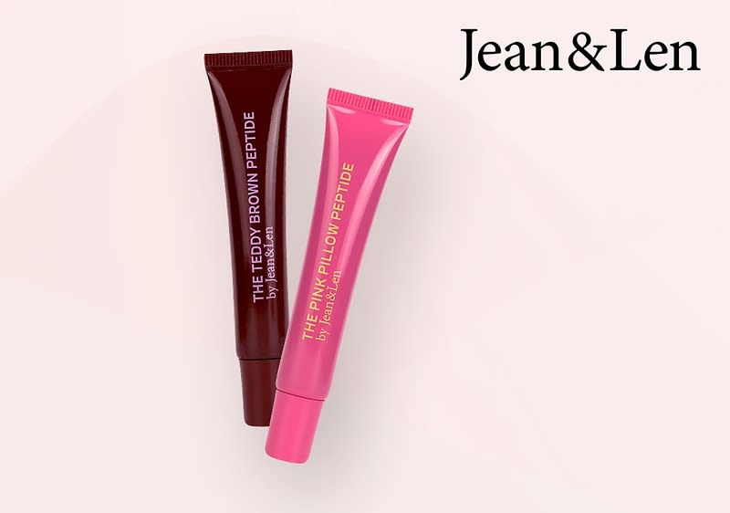 Zwei Tuben mit der Aufschrift „The Teddy Brown Peptide“ und „The Pink Pillow Peptide“ von Jean&Len auf rosa Hintergrund