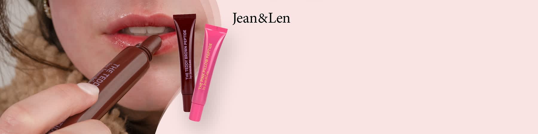 Zwei Tuben Lippenpflege von Jean&Len, eine in Dunkelbraun mit der Aufschrift „The Teddy Brown Peptide“ und eine in Pink mit der Aufschrift „The Pink Pillow Peptide“