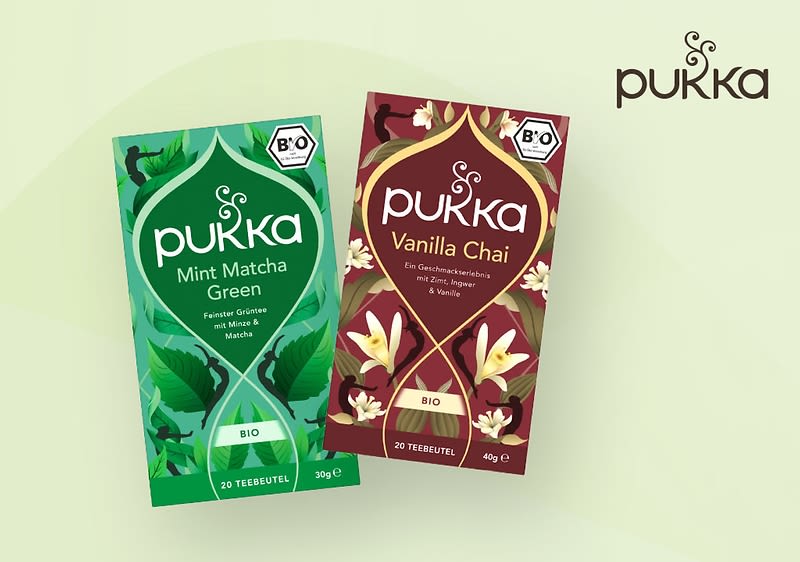 Zwei Pukka Teepackungen, links Mint Matcha Green mit grünen Blättern und rechts Vanilla Chai mit Vanilleblüten, beide mit Bio-Siegel und jeweils 20 Teebeuteln