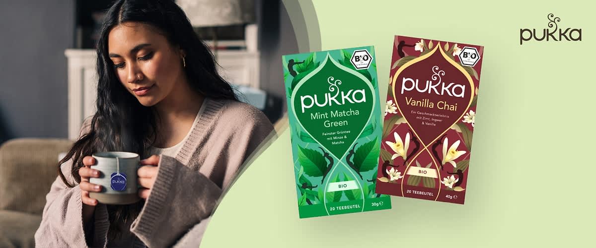 Zwei Pukka Teepackungen, links Mint Matcha Green mit grünen Blättern und rechts Vanilla Chai mit Vanilleblüten, beide mit Bio-Siegel und jeweils 20 Teebeuteln