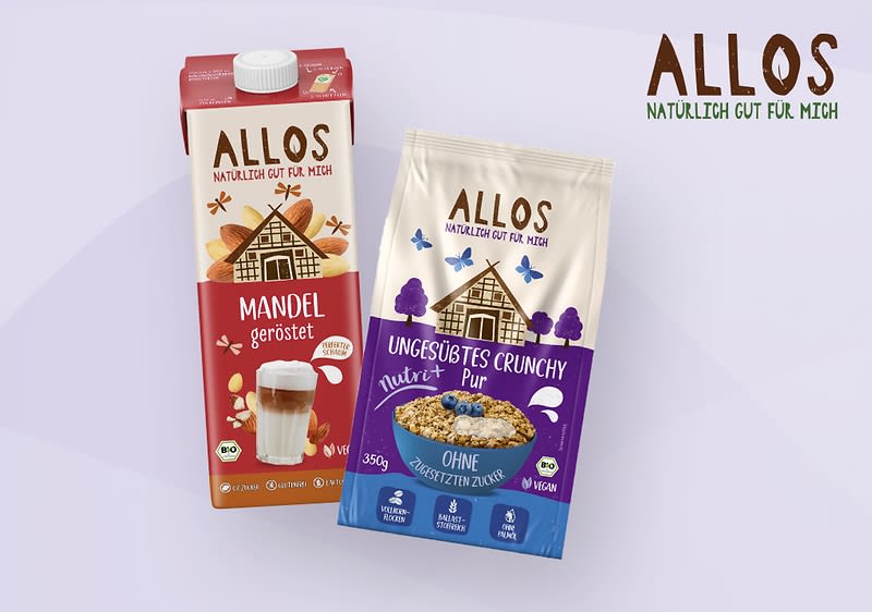 Allos gerösteter Mandeldrink und ungesüßtes Crunchy Pur Müsli auf lila Hintergrund mit Allos Logo rechts.