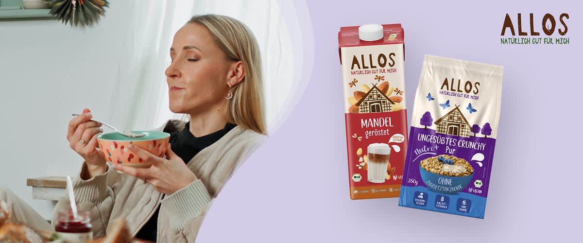 Allos gerösteter Mandeldrink und ungesüßtes Crunchy Pur Müsli auf lila Hintergrund mit Allos Logo rechts.