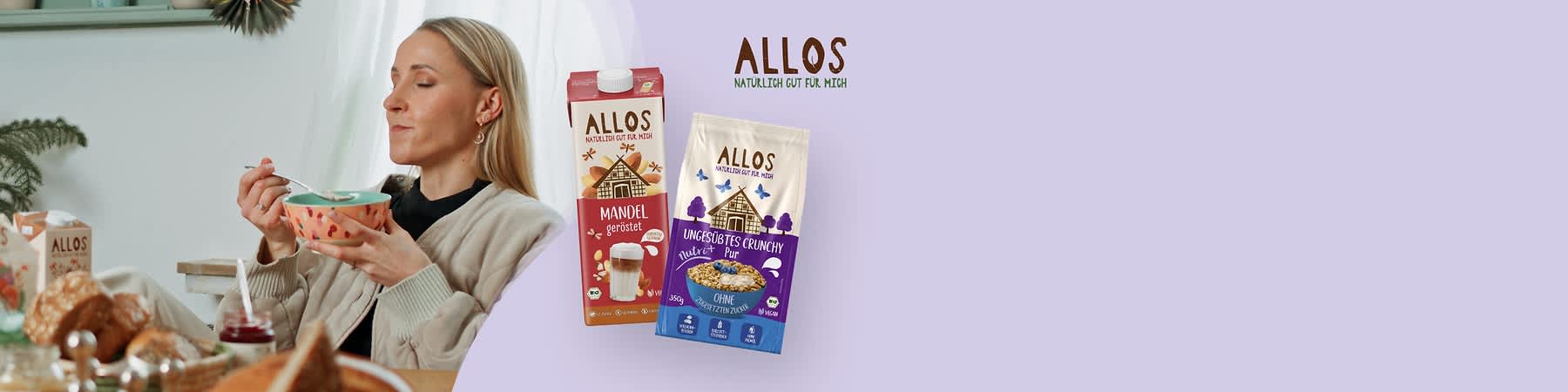 Allos gerösteter Mandeldrink und Allos ungesüßtes Crunchy Müsli Pur auf lila Hintergrund mit Allos Logo rechts oben