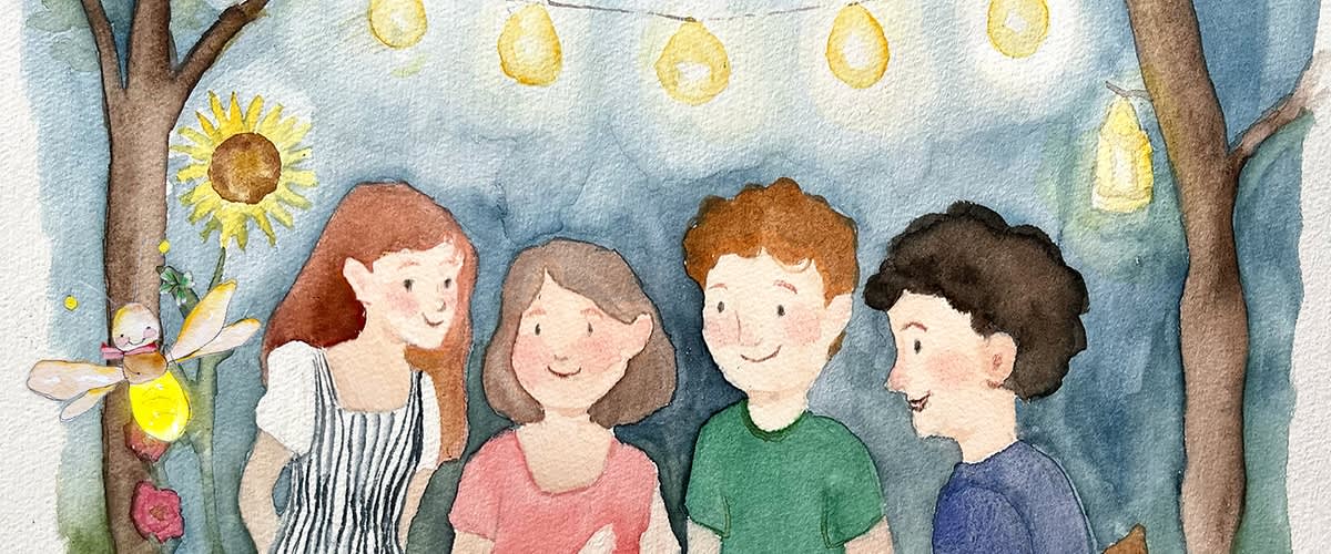 Eine Illustration zeigt vier Personen an einem Tisch mit Kuchen und Obst, umgeben von Blumen und Bäumen. Über ihnen hängen Lichterketten, und eine Glühwürmchen-ähnliche Figur schwebt in der Luft.