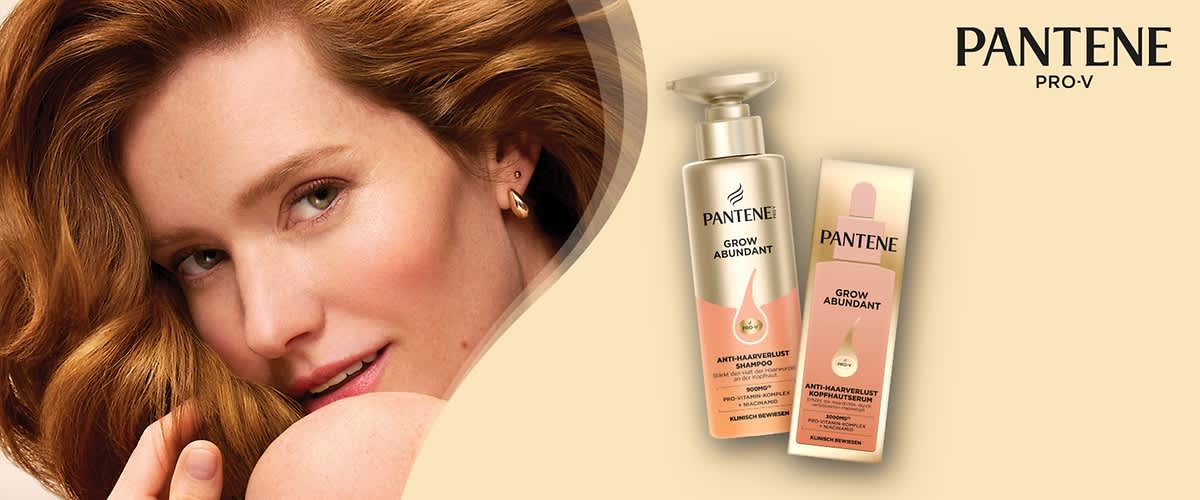 Eine Produktverpackung von Pantene Pro-V. Links eine Flasche mit der Aufschrift „Grow Abundant Anti-Haarverlust Shampoo“ und rechts eine Verpackung mit der Aufschrift „Grow Abundant Anti-Haarverlust Kopfhautserum“. Beide in beige und gold gehalten mit einem Tropfen-Design.