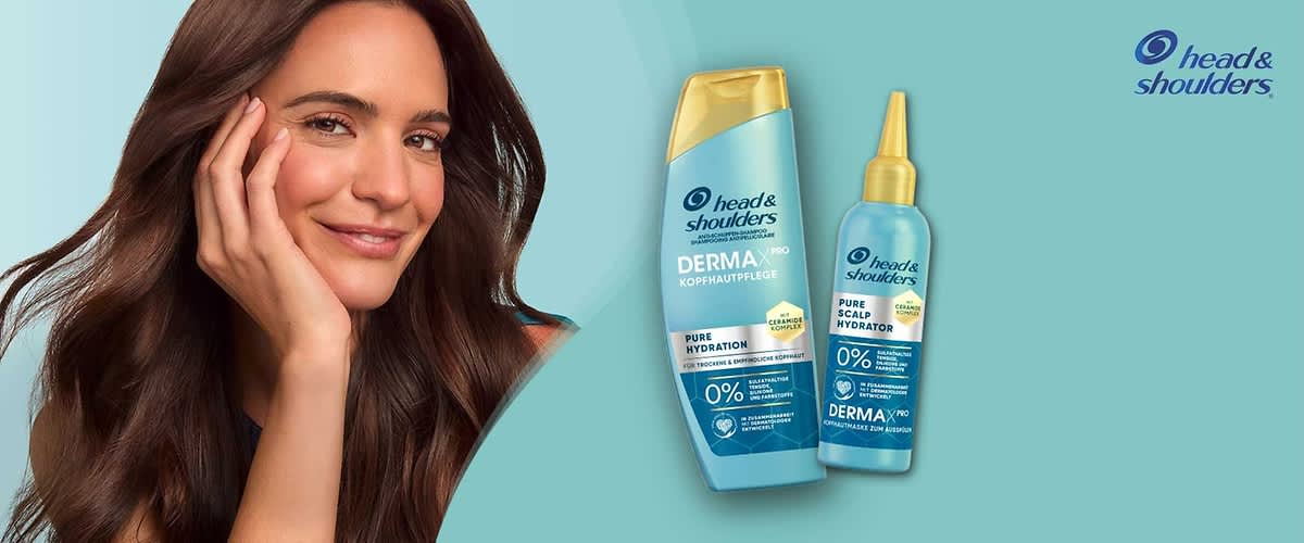 Eine blaue Shampoo-Flasche und eine blaue Kopfhautpflege-Flasche von Head & Shoulders mit der Aufschrift „Derma X Pro Pure Hydration“ und „Pure Scalp Hydration“. Beide Produkte sind mit goldenen Verschlüssen versehen. Oben rechts das Logo von Head & Shoulders