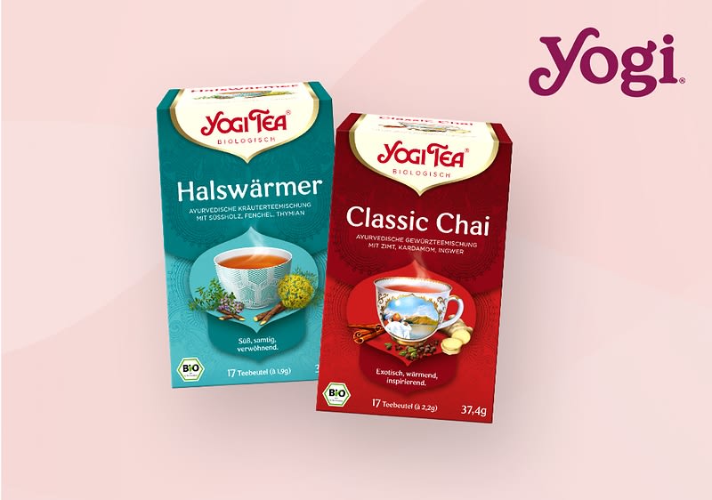 Zwei Teepackungen von Yogi Tea, links „Halswärmer“ mit einer Tasse Tee und Kräutern, rechts „Classic Chai“ mit Gewürzen und einer Tasse Tee.