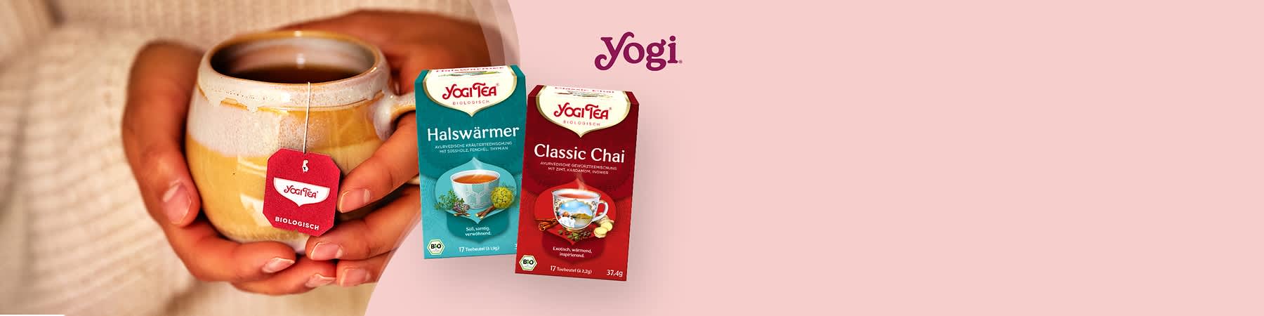 Zwei Teepackungen von Yogi Tea, links „Halswärmer“ mit einer Tasse Tee und Kräutern, rechts „Classic Chai“ mit Gewürzen und einer Tasse Tee.