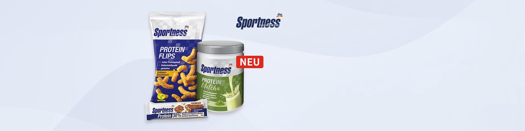 Eine Packung Protein Flips mit der Aufschrift „hoher Proteingehalt, Ballaststoffquelle, glutenfrei, Erdnuss-Geschmack“, eine Dose Protein Matcha mit grünem Design und rotem „NEU“-Label, sowie ein Proteinriegel mit der Aufschrift „Protein 30% Crunchy“. Das Logo von Sportness ist oben rechts sichtbar.