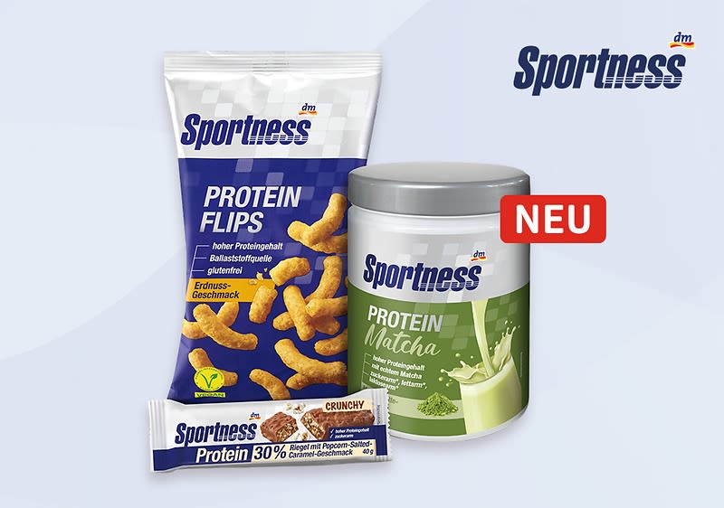 Eine Collage aus drei Sportness-Produkten: Eine blaue Packung Protein Flips mit Erdnuss-Geschmack, eine Dose Protein Matcha mit grünem Getränk und ein Proteinriegel mit der Aufschrift „Protein 30% Crunchy“. Oben rechts das Sportness-Logo und ein rotes „NEU“-Label.