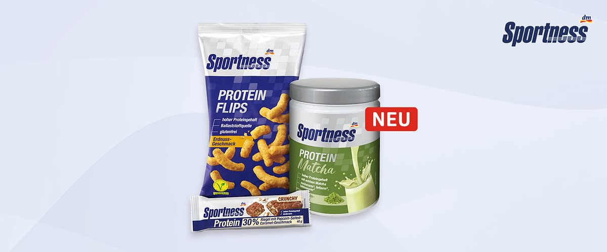 Eine Collage aus drei Sportness-Produkten: Eine blaue Packung Protein Flips mit Erdnuss-Geschmack, eine Dose Protein Matcha mit grünem Getränk und ein Proteinriegel mit der Aufschrift „Protein 30% Crunchy“. Oben rechts das Sportness-Logo und ein rotes „NEU“-Label.