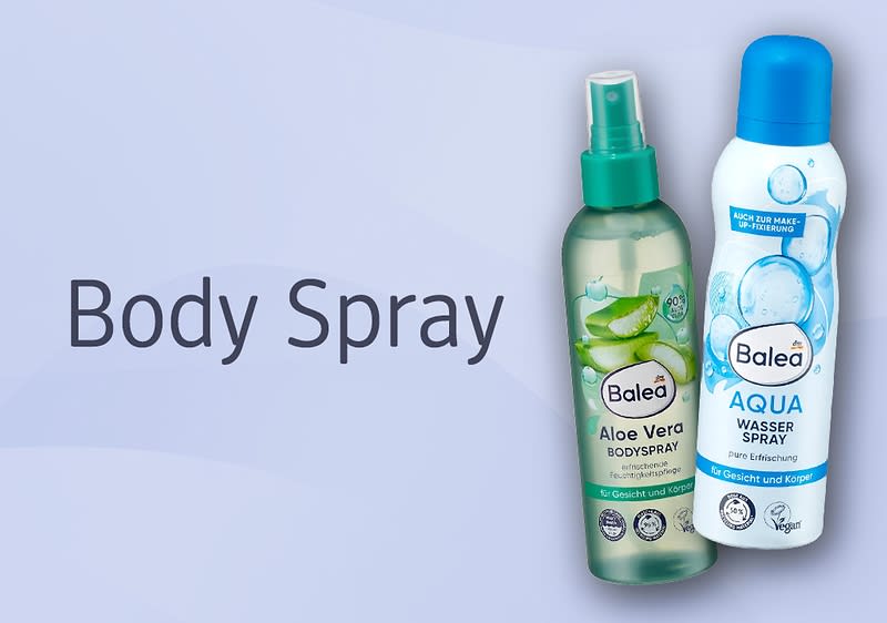 Zwei Balea Bodysprays, links Aloe Vera Bodyspray in grüner Flasche, rechts Aqua Wasserspray in blauer Flasche, daneben der Text „Body Spray“