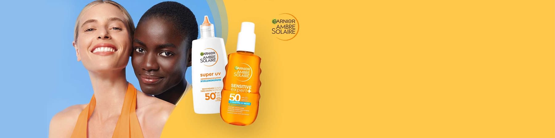 Zwei Sonnenschutzflaschen von Garnier Ambre Solaire, links eine weiße Flasche mit der Aufschrift „Super UV Hyaluronsäure“, rechts eine orange Flasche mit der Aufschrift „Sensitive expert+“ und Lichtschutzfaktor 50.