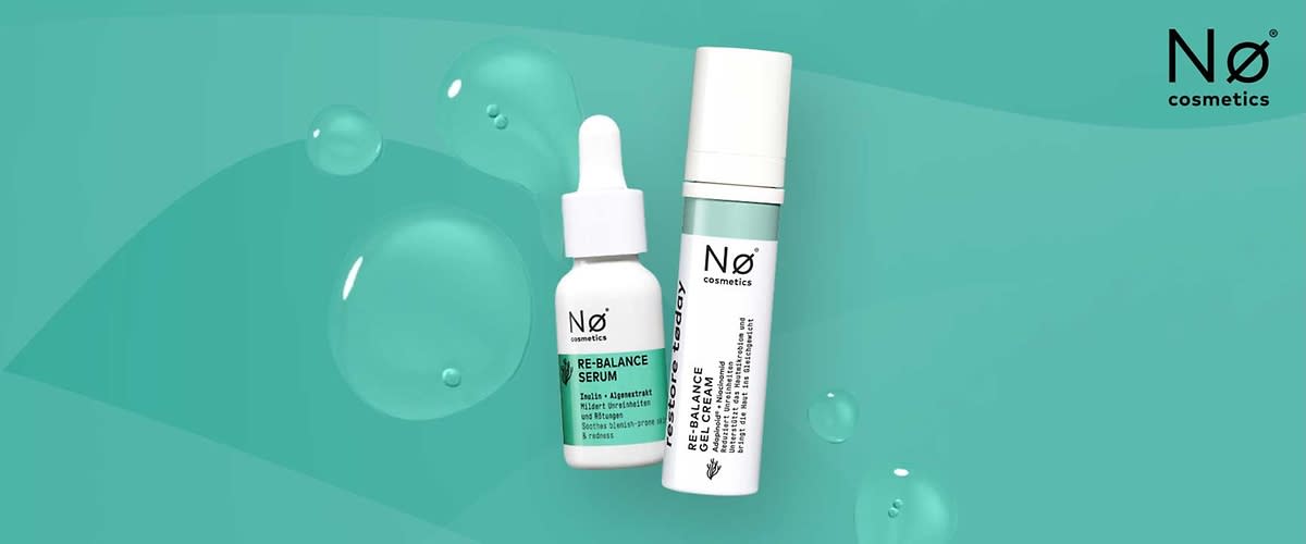 Zwei Produkte von Nø Cosmetics auf einem türkisfarbenen Hintergrund. Links ein weißes Fläschchen mit Pipette, rechts eine weiße Tube. Beide Produkte tragen die Aufschrift „Re-Balance“ und sind mit grünen Akzenten versehen.