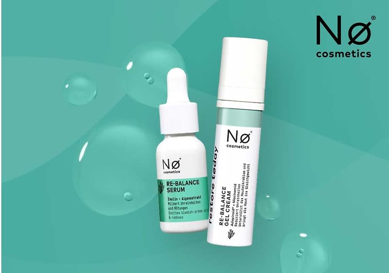 Eine weiße Flasche mit Pipette und eine weiße Tube mit türkisem Etikett der Marke Nø cosmetics auf einem türkisen Hintergrund mit Wasserblasen