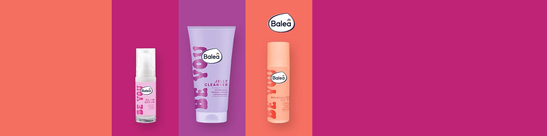 Drei Balea-Produkte auf einem pastellfarbenen Hintergrund: links ein Glow Serum in einer Flasche mit weißem Pumpverschluss, mittig ein orangefarbener Moisturizer mit SPF 30, rechts ein lila Jelly Cleanser in einer Tube. Alle Produkte tragen den Schriftzug „BE YOU“. Oben rechts das Balea-Logo.