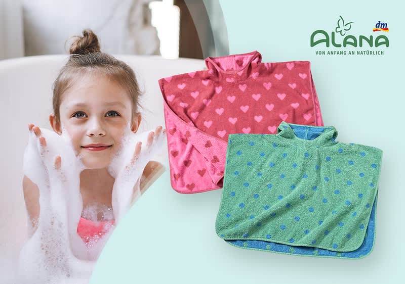 Zwei Kinderponchos, einer in Rosa mit Herzmustern und einer in Grün mit Punkten, daneben das Logo von Alana und dm