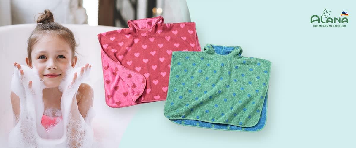 Zwei Kinder-Badeponchos, einer in Rosa mit Herzmuster und einer in Grün mit Punktmuster, daneben das Logo von Alana und dm