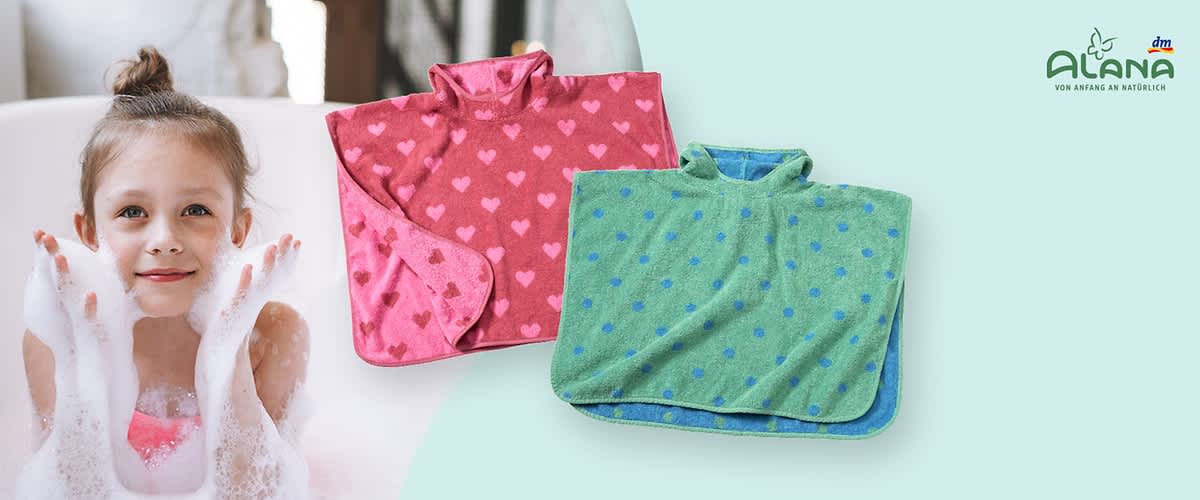 Zwei Kinder-Badeponchos, einer in Rosa mit Herzmuster und einer in Grün mit Punktmuster, daneben das Logo von Alana und dm