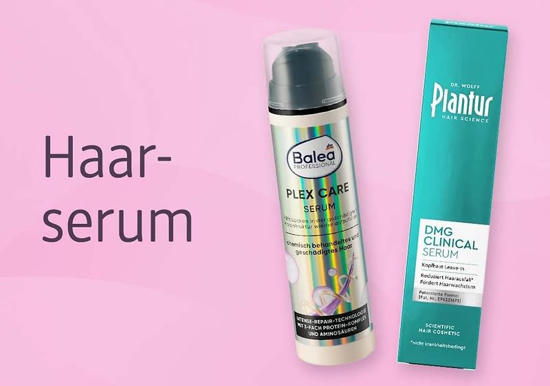 Auf rosa Hintergrund links der Text „Haar‑serum“, rechts zwei Produkte: eine silberne Balea Professional Plex Care Serum‑Spenderflasche mit bunten Streifen und eine türkise Plantur DMG Clinical Serum‑Verpackung