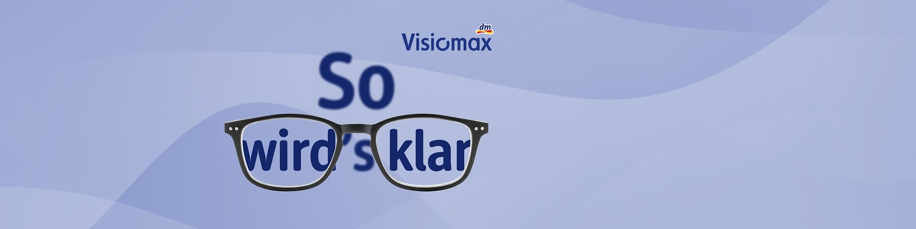 Eine schwarze Brille vor einem blauen Hintergrund mit dem Text „So wird’s klar“ und dem Logo von Visiomax und dm