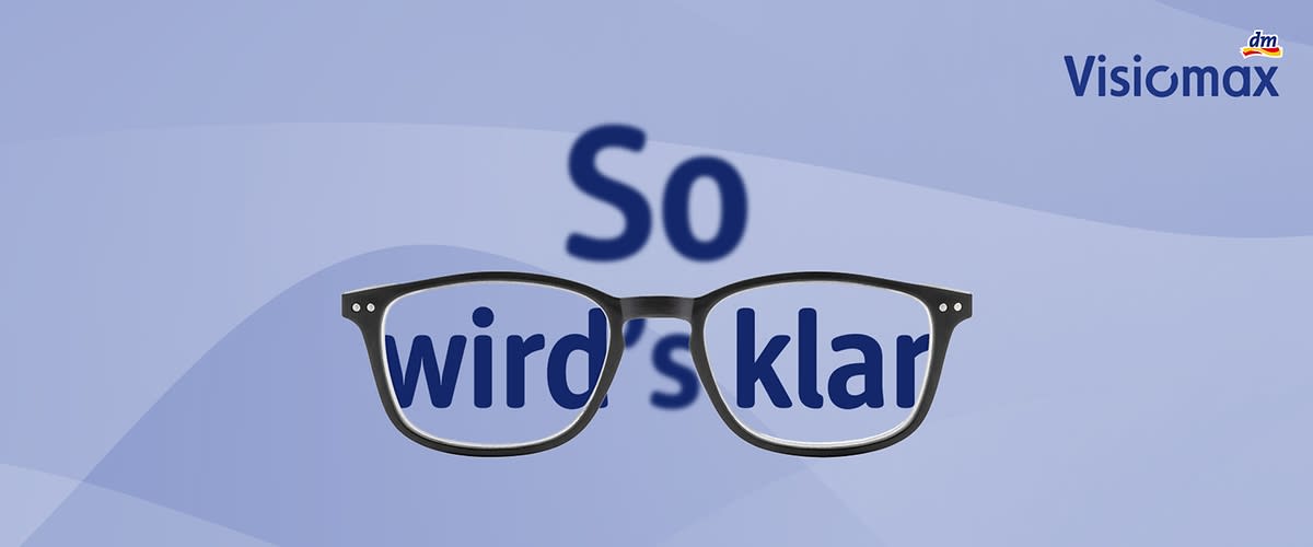 Eine schwarze Brille vor einem blauen Hintergrund mit dem Text „So wird’s klar“ und dem Visiomax-Logo oben rechts