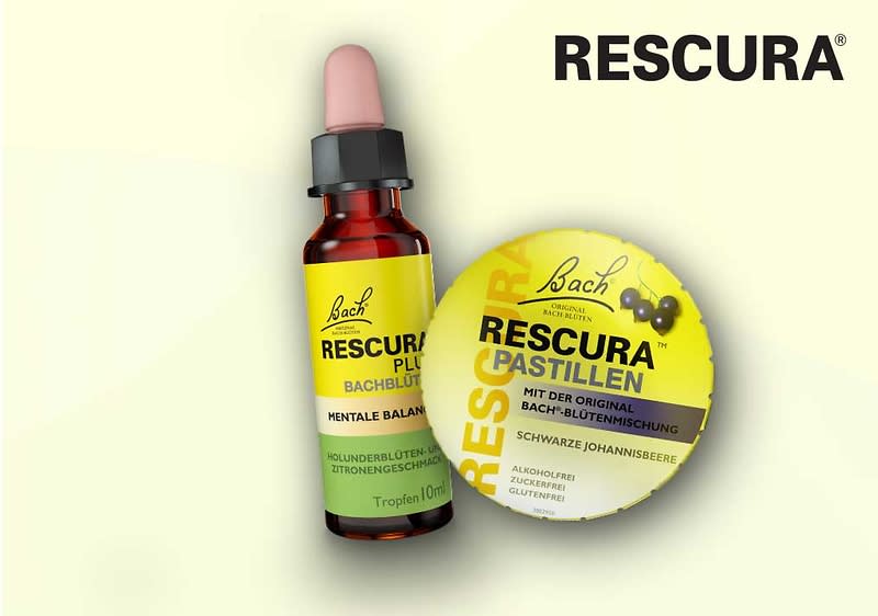 Eine Flasche Rescura Plus Bachblüten-Tropfen mit rosa Pipette und eine Dose Rescura Pastillen mit Johannisbeergeschmack. Beide Produkte sind Nahrungsergänzungsmittel der Marke Bach