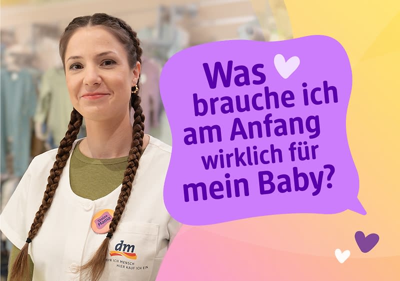 Eine Person mit geflochtenen Haaren trägt ein weißes Oberteil mit einem dm-Logo. Daneben steht ein lila Textfeld mit der Aufschrift „Was brauche ich am Anfang wirklich für mein Baby?“ und einem Herzsymbol. Im Hintergrund sind verschwommene Regale zu sehen.