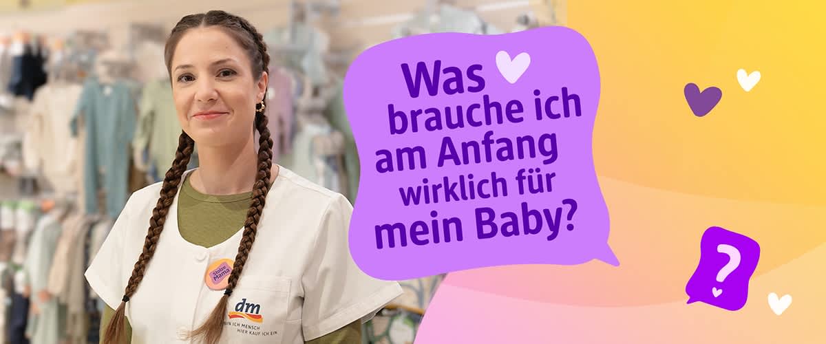 Eine Person mit geflochtenen Haaren trägt ein weißes Oberteil mit einem dm-Logo. Daneben steht ein lila Textfeld mit der Aufschrift „Was brauche ich am Anfang wirklich für mein Baby?“ und einem Herzsymbol. Im Hintergrund sind verschwommene Regale zu sehen.