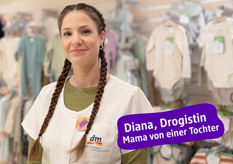Eine Frau mit geflochtenen Haaren trägt eine weiße Arbeitsweste mit dem dm-Logo. Im Hintergrund sind Babybekleidung und Accessoires zu sehen. Ein lila Textfeld enthält die Aufschrift „Diana, Drogistin, Mama von einer Tochter“