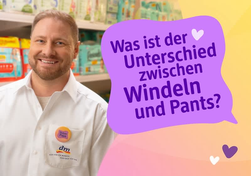 Ein Mitarbeiter von dm trägt ein weißes Hemd mit dm-Logo. Daneben steht ein lila Textfeld mit der Frage: „Was ist der Unterschied zwischen Windeln und Pants?“