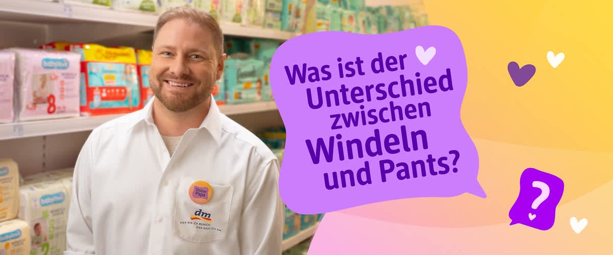 Ein Mitarbeiter von dm trägt ein weißes Hemd mit dm-Logo. Daneben steht ein lila Textfeld mit der Frage: „Was ist der Unterschied zwischen Windeln und Pants?“