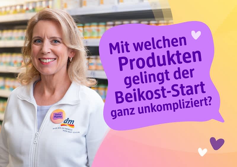 Eine Person in weißer Kleidung steht vor einem Regal mit Babyprodukten. Auf der Kleidung ist das dm-Logo zu sehen. Daneben ein lila Textfeld mit der Aufschrift: „Mit welchen Produkten gelingt der Beikost-Start ganz unkompliziert?“