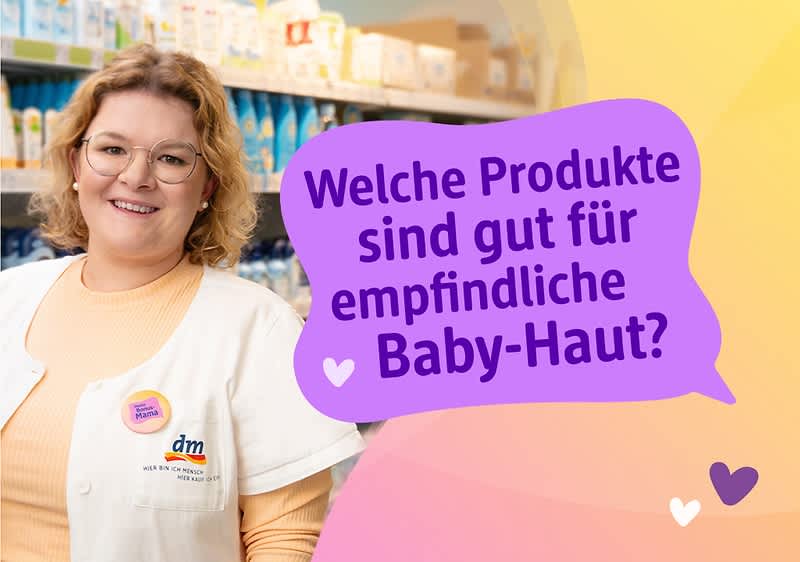Eine Person in einem weißen Kittel steht vor einem Regal mit Babyprodukten. Auf einem lila Hintergrund steht der Text: „Welche Produkte sind gut für empfindliche Baby-Haut?“