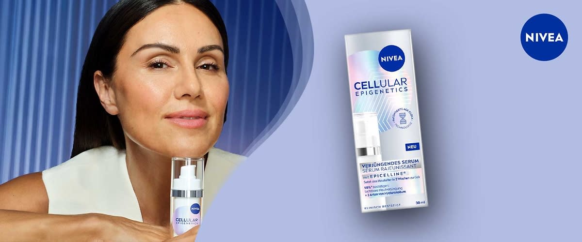 Eine Verpackung von Nivea Cellular Epigenetics Verjüngendes Serum mit Peptiline, 30 ml, auf einem hellblauen Hintergrund.