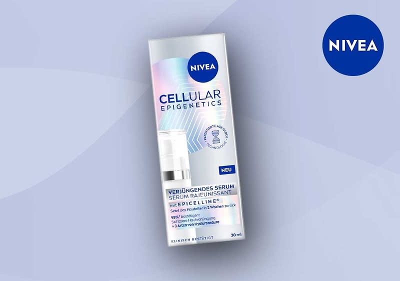 Eine Verpackung des Nivea Cellular Epigenetics Serum mit holografischem Design und der Aufschrift „Verjüngendes Serum mit Epigenetik“. Oben rechts das Nivea-Logo