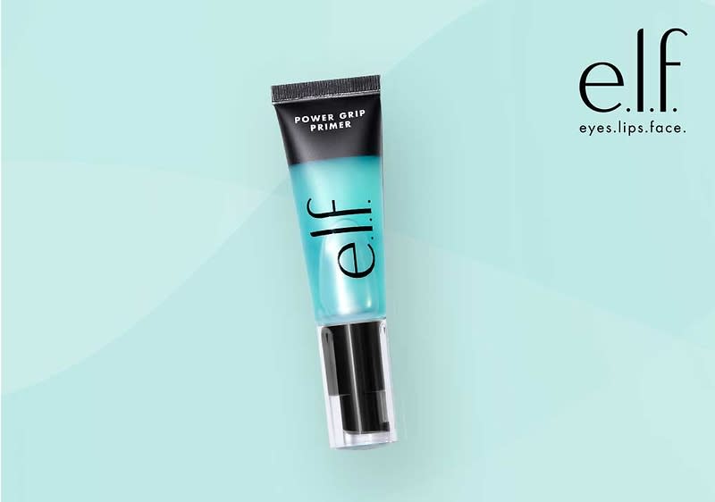 Eine Tube des e.l.f. Power Grip Primers auf einem hellblauen Hintergrund mit dem e.l.f.-Logo und dem Schriftzug „eyes.lips.face“ oben rechts