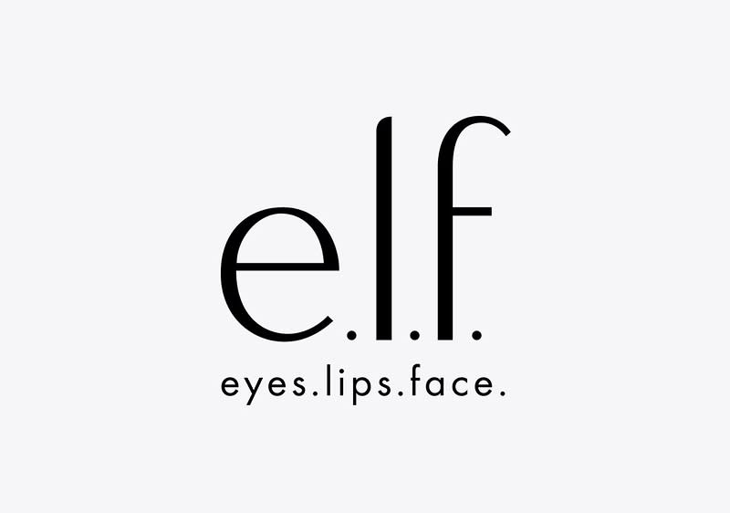 Das Logo von e.l.f. mit dem Schriftzug „eyes.lips.face“ in schwarzer Schrift auf grauem Hintergrund