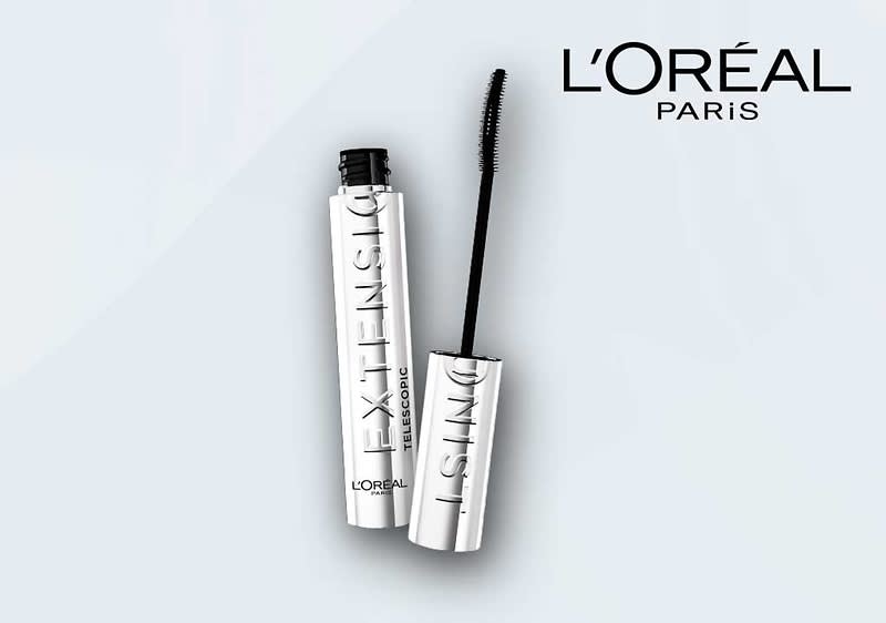 Eine silberne Mascara-Flasche mit der Aufschrift „EXTENSIL“ und einem schwarzen Bürstchen, daneben das Logo von L'Oréal Paris