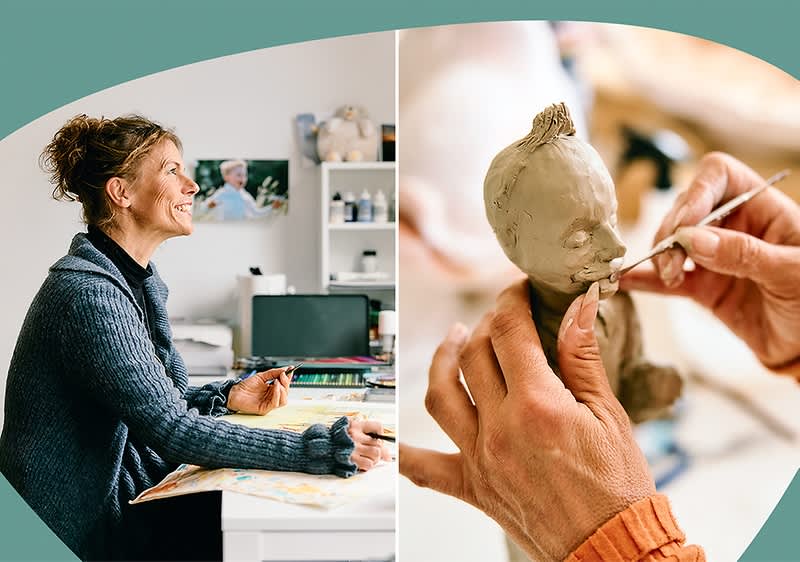 Links sitzt eine Person an einem Tisch und zeichnet, im Hintergrund sind Regale und ein Computer zu sehen. Rechts modellieren Hände eine kleine Figur aus Ton mit einem Werkzeug.