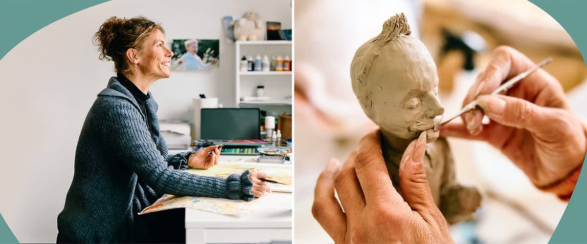 Links sitzt eine Person an einem Tisch und zeichnet, im Hintergrund sind Regale und ein Computer zu sehen. Rechts modellieren Hände eine kleine Figur aus Ton mit einem Werkzeug.